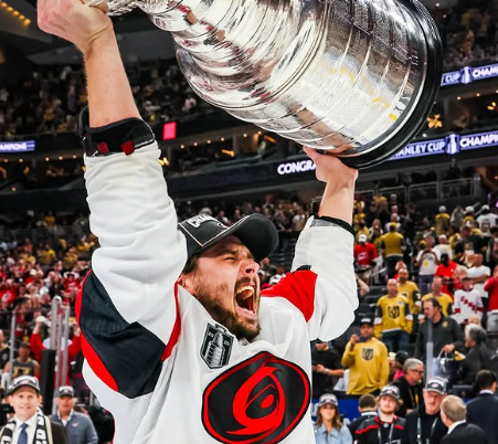 Aholle Stanley Cup ja Staalille Conn Smythe